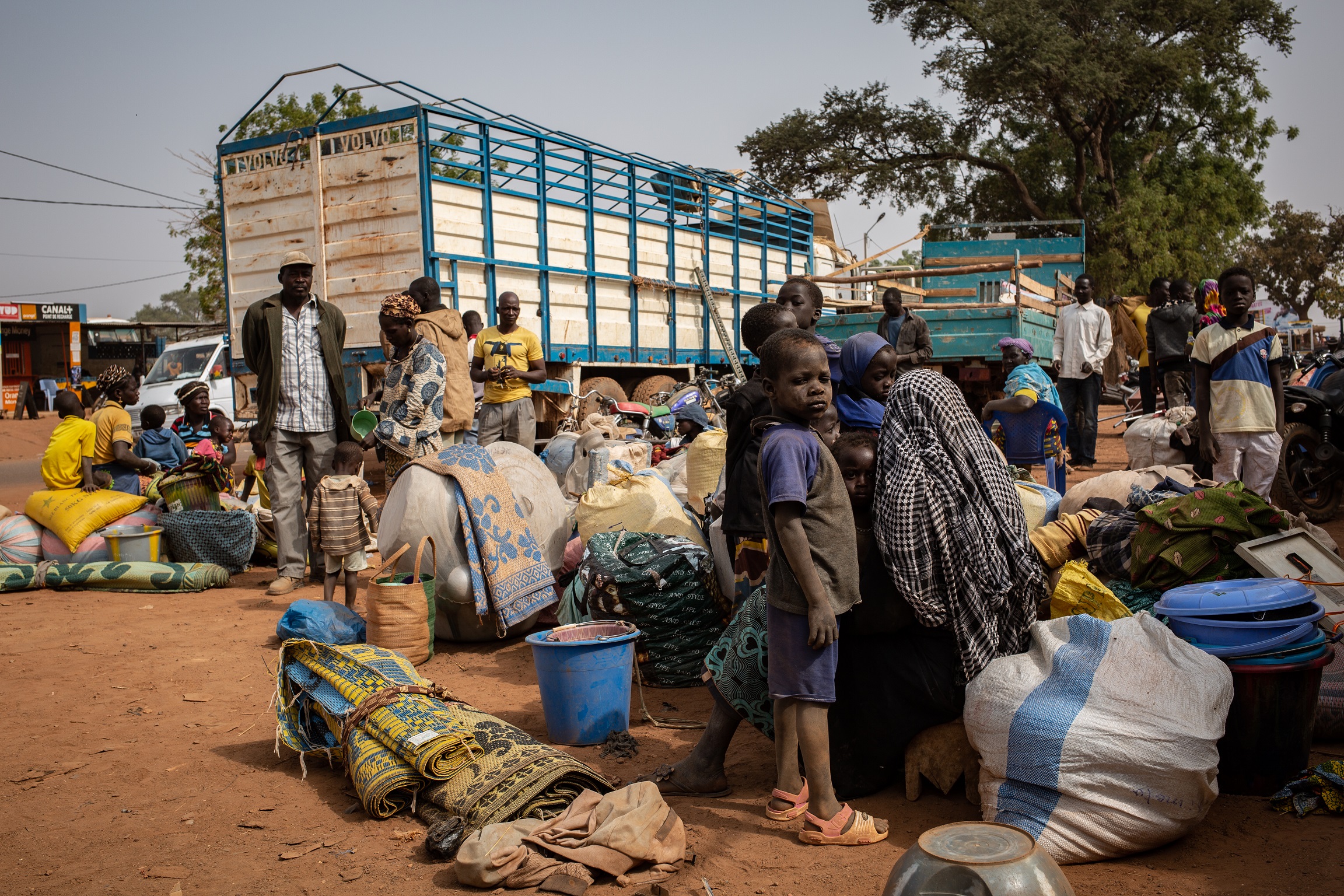 Newly displaced people waiting on the side of the road after they fled attacks in Barsalogho, Burkina Faso